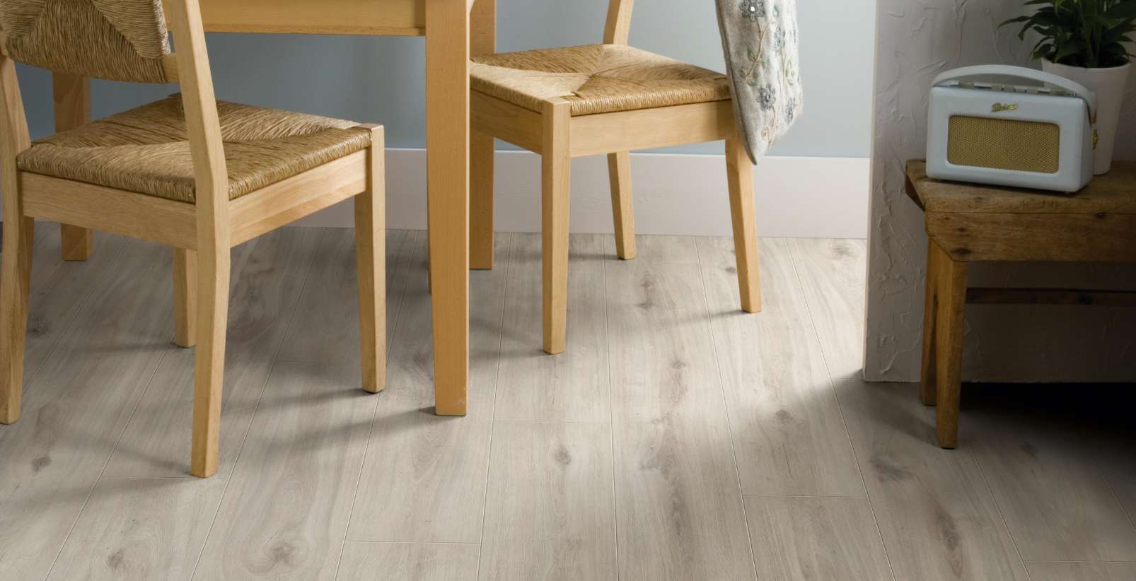 Misty Plains Oak, TO, 8 mm, Standard Plank - Room Scene